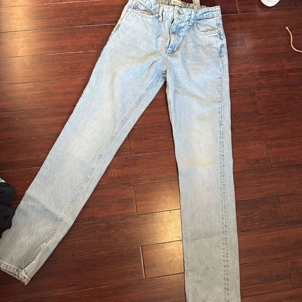 Light Jeana ZARA Straight Leg Jean - Size 4 - Worn Once